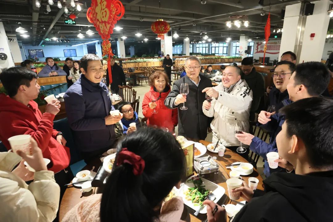 山河智能董事長何清華與留廠員工一起過大年！